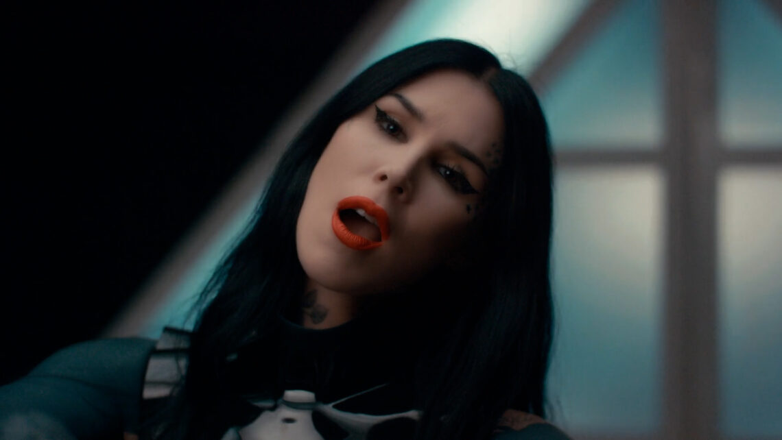 Kat Von D Ft. Alissa White – I AM A MACHINE